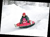 雪水泡 Ski Tube - 等同於雪橇，但不用自行走上斜坡，省掉大量體力。