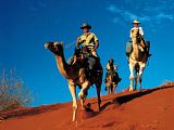 騎沙漠駱駝在紅土中心體驗不一樣的烏魯魯